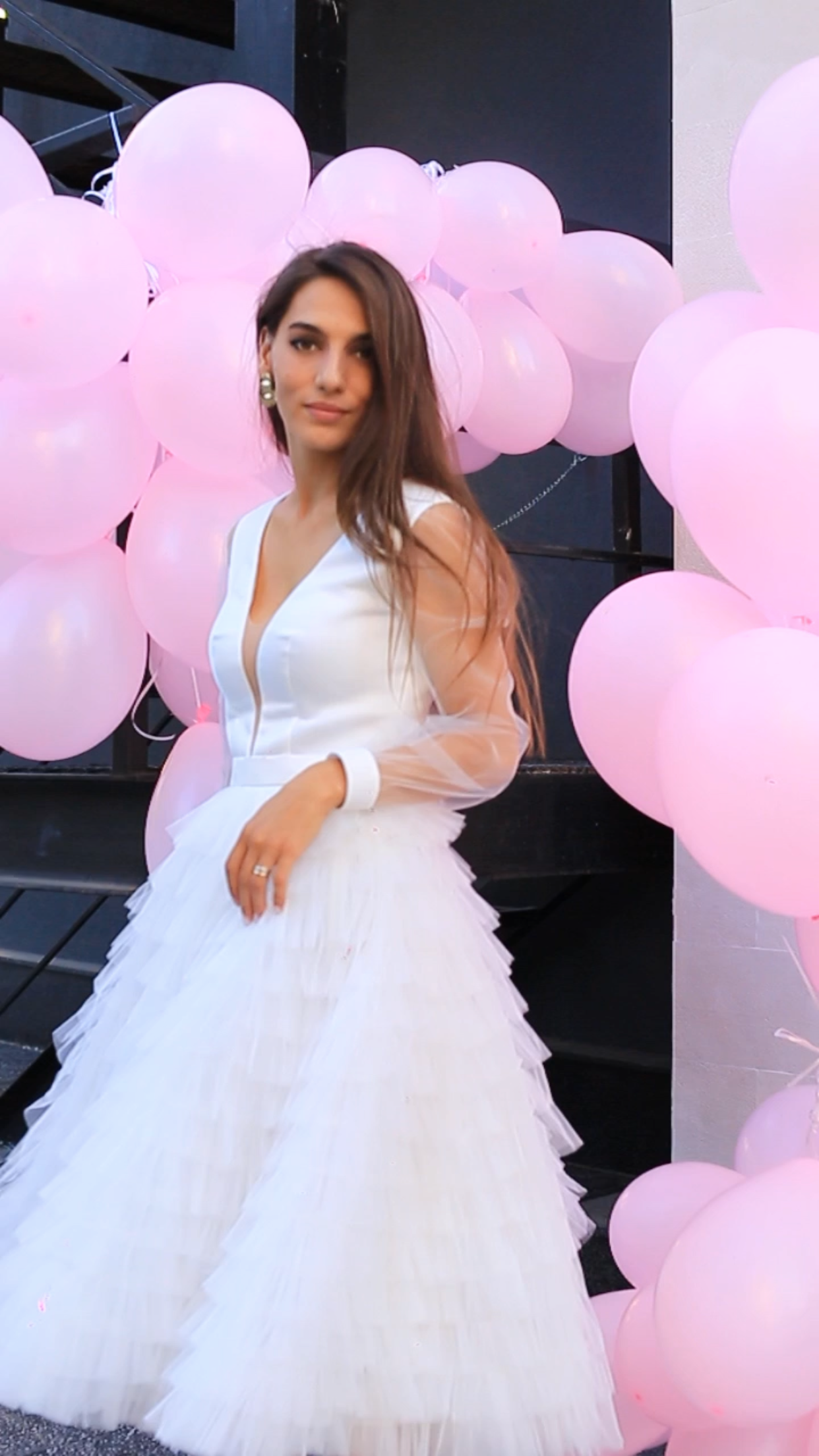 Standesamtliches Brautkleid mit Ausschnitt, Ärmeln und Rüschen