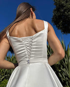 Rochie cununie civila midi alba cu slit, decolteu si cordon detasabil.