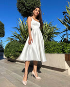 Rochie cununie civila midi albă cu șliț și decolteu, stil A-line, din satin regal, perfectă pentru evenimente speciale.