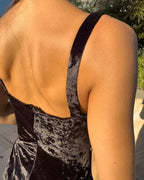 Rochie catifea neagra din catifea cu slit si bretele, detalii spate.