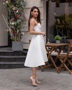 Rochie alba scurtă fabuloasă cu corset și decolteu din satin regal, stil modern și elegant.