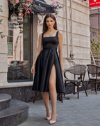 Rochie de ocazie neagră midi scurtă cu corset și șliț pentru ocazii elegante.