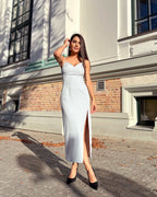 Rochie eleganta albă elegantă cu slit și bretele, din crep elastic.