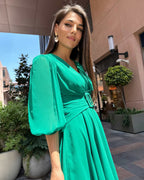 Rochie verde elegantă cu drapaj și mâneci, cu fermoar la spate.