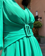 Rochie verde elegantă cu drapaj și mâneci, detalii curea.