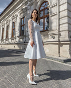 Rochie alba eleganta midi pentru cununie civilă, elegantă, din satin, cu decolteu în V și mâneci lungi din dantelă, ideală pentru evenimente formale.
