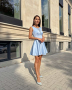 Rochie albastră scurtă cu decolteu semitransparent, elegantă și feminină, pentru evenimente speciale.