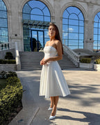 Rochie eleganta cu corset pentru cununie civila in fata cladirii elegante.