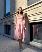 Rochie roz eleganta roz midi cu decolteu și fermoar lateral.