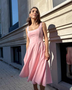 Rochie roz eleganta roz midi cu decolteu și fermoar lateral.