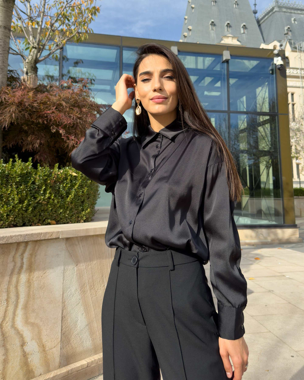 Bluza dama cu guler clasic, satin si nasturi, croi cambrat.
