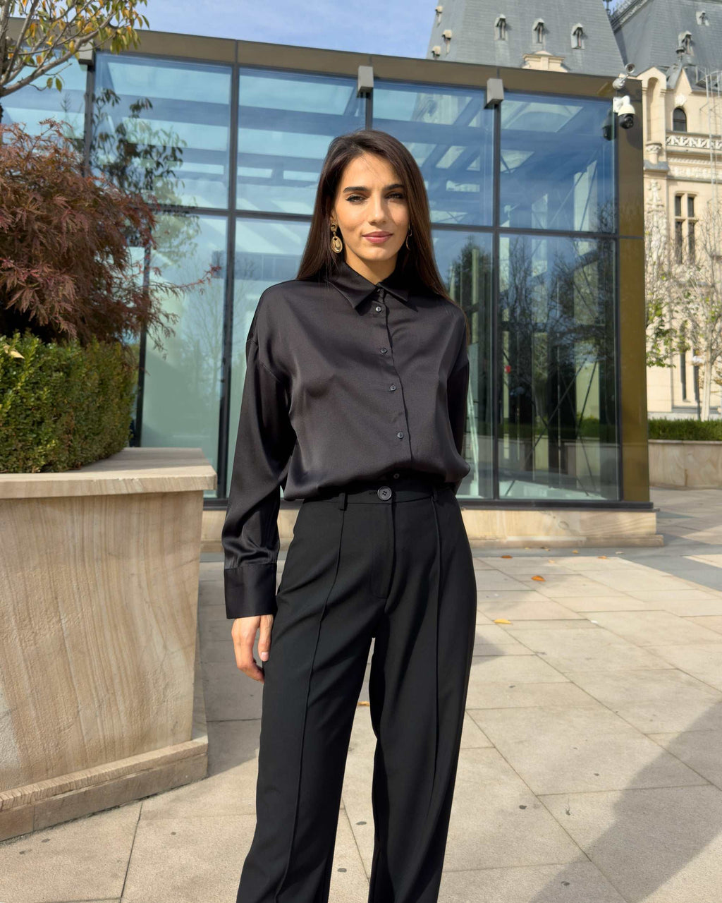 Bluza dama cu guler clasic, satin si nasturi, croi cambrat.