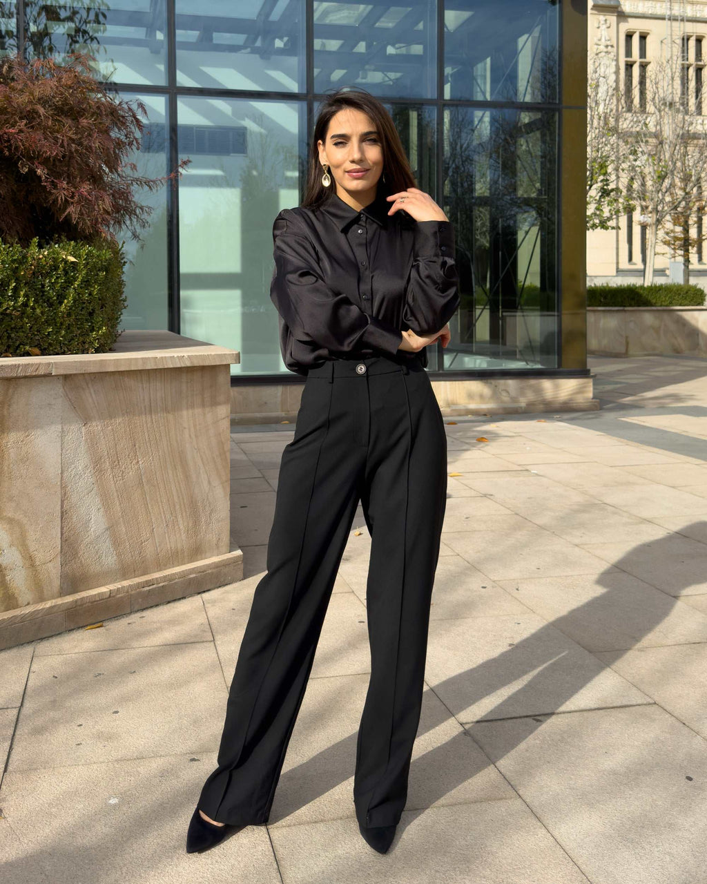 Bluza dama neagra cu guler clasic, din satin, cu nasturi și croi cambrat.