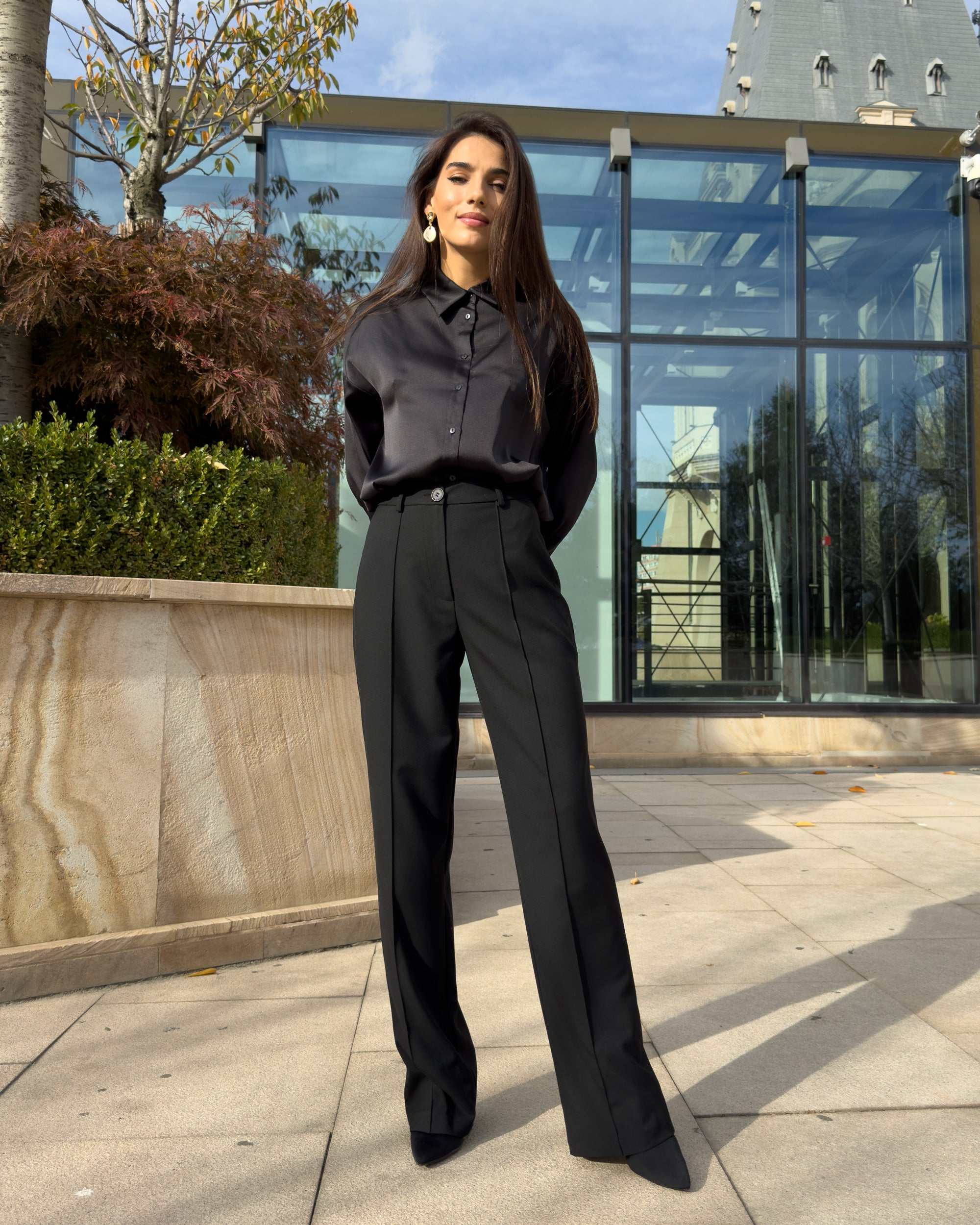 Bluza dama neagră cu guler clasic, satin, mâneci lungi, croi cambrat.