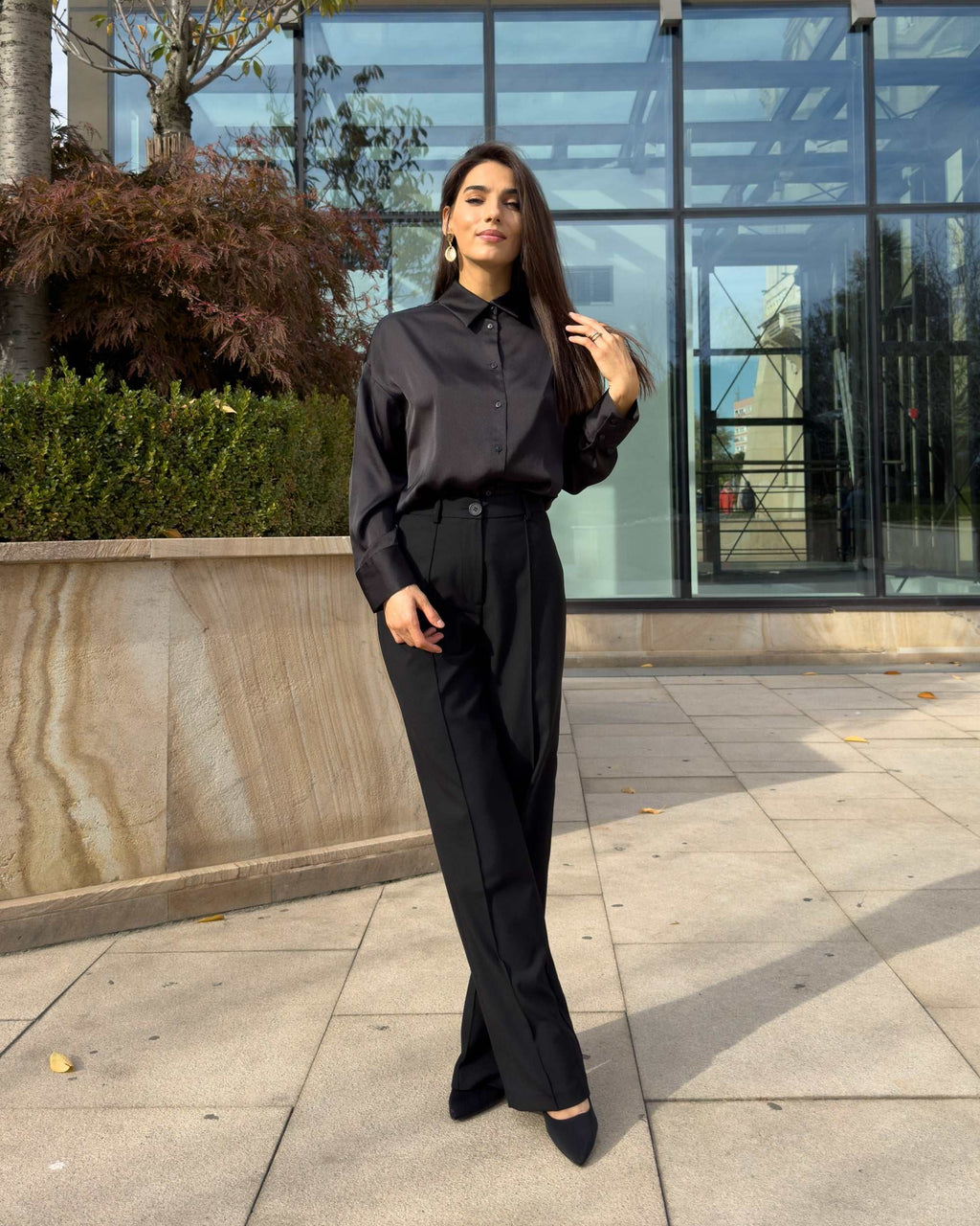 Bluza dama neagra cu guler clasic, satin, maneci lungi, croi cambrat.