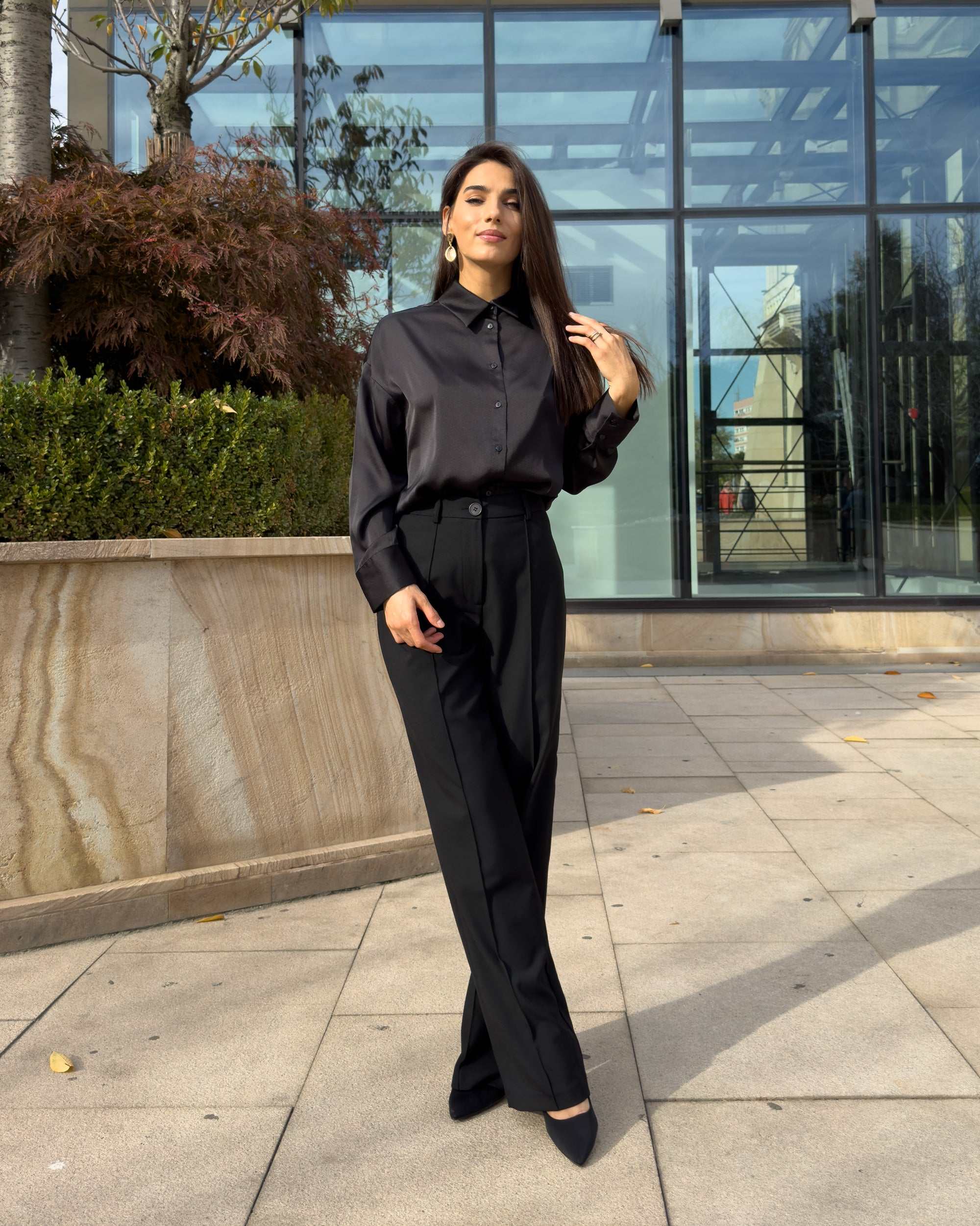Bluza dama neagra cu guler clasic, satin, maneci lungi, croi cambrat.
