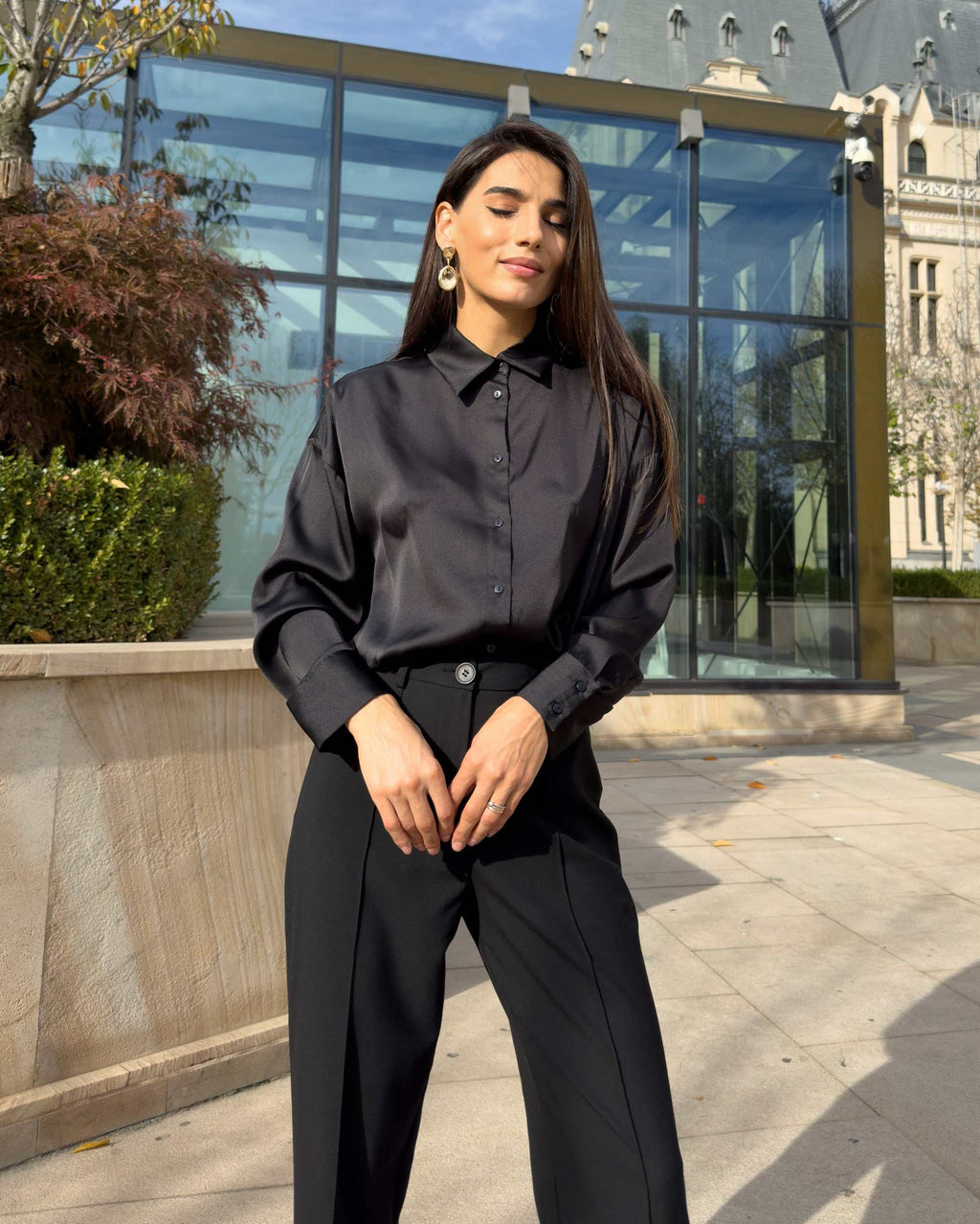 Bluza dama cu guler clasic ascuțit și mâneci lungi, din satin.