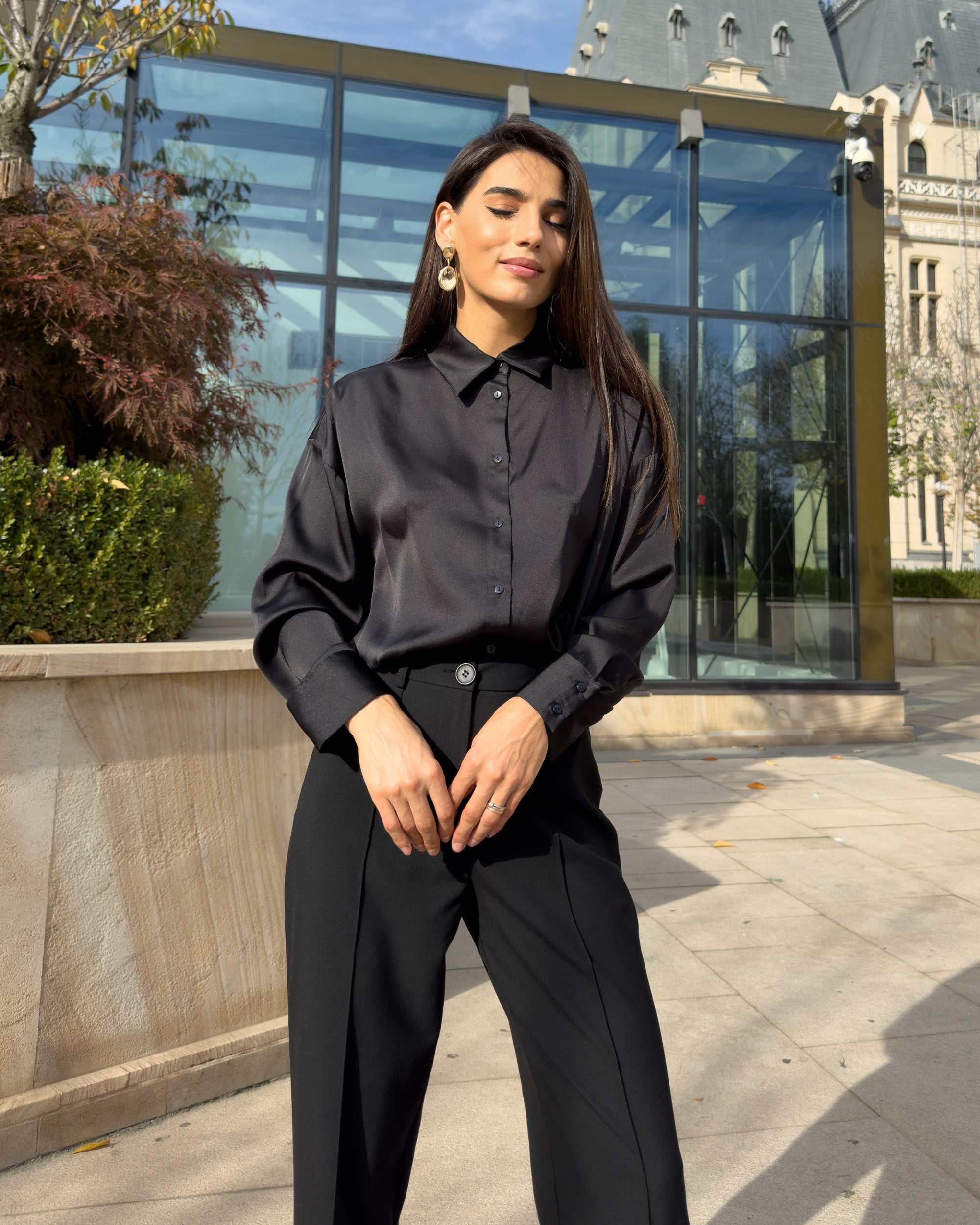 Bluza dama cu guler clasic ascuțit și mâneci lungi, din satin.