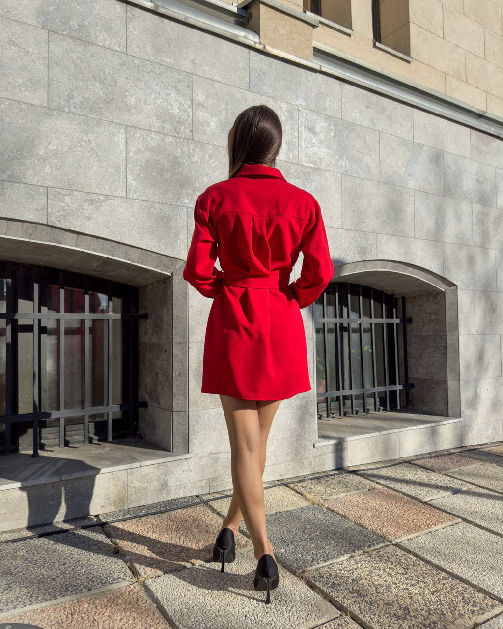 Bluza dama roșie lungă cu centură, stil simplu și elegant.