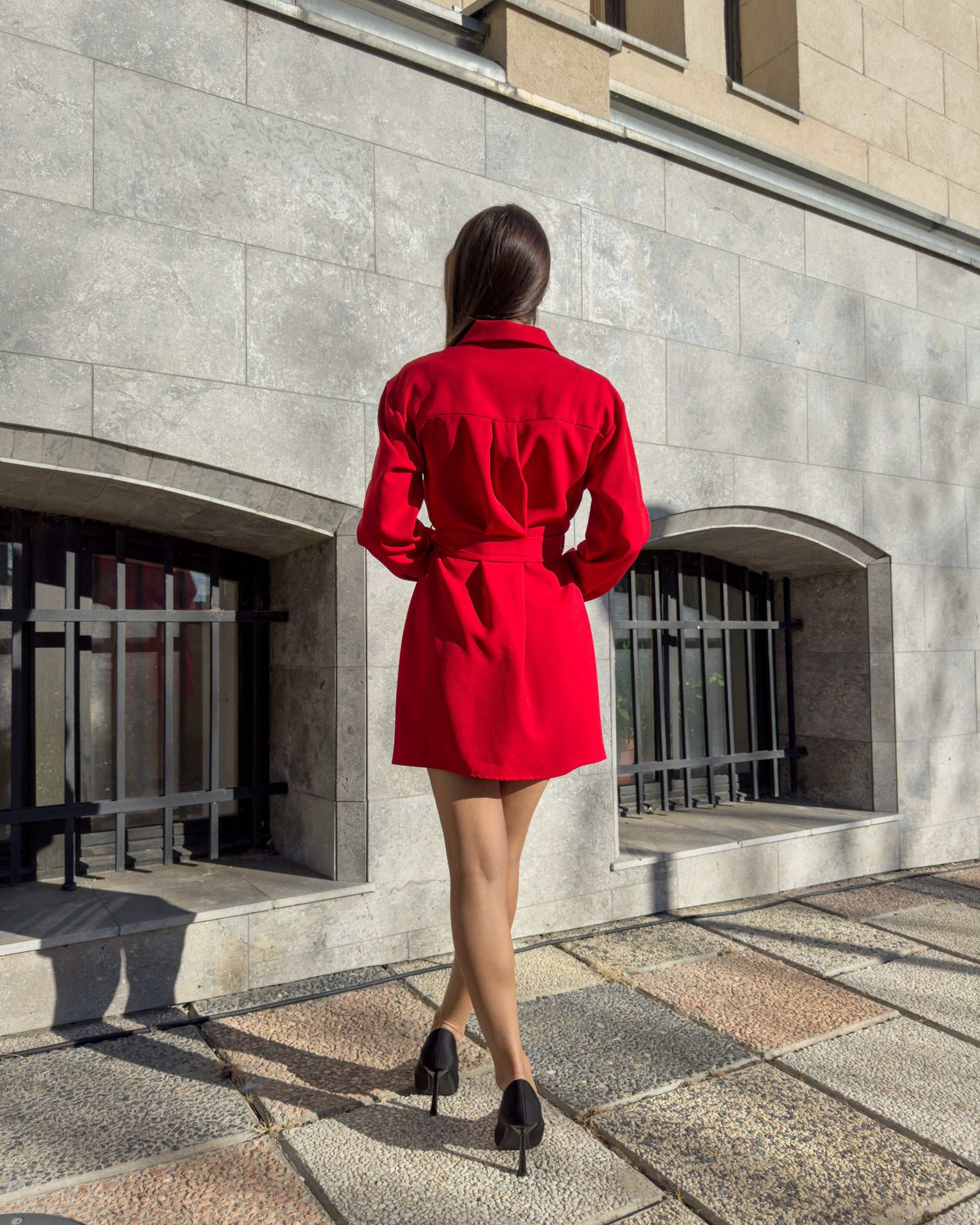 Bluza dama roșie lungă cu centură, stil simplu și elegant.