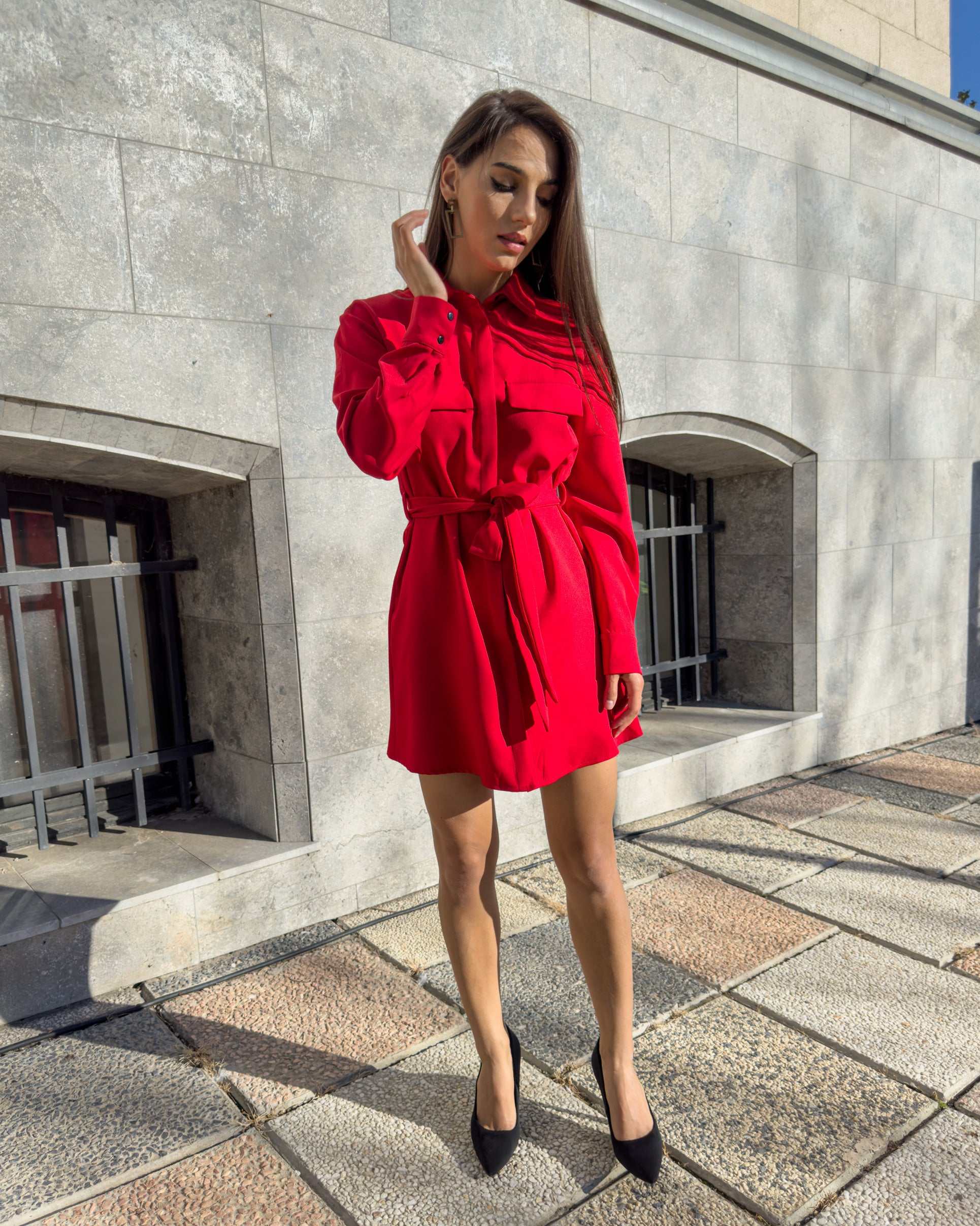 Bluza dama rosie lunga cu centura si croi drept, cu guler clasic și mâneci lungi.