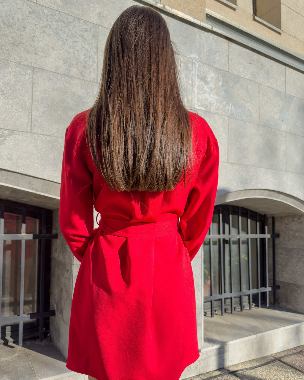 Bluza dama roșie cu centură reglabilă, mâneci lungi.