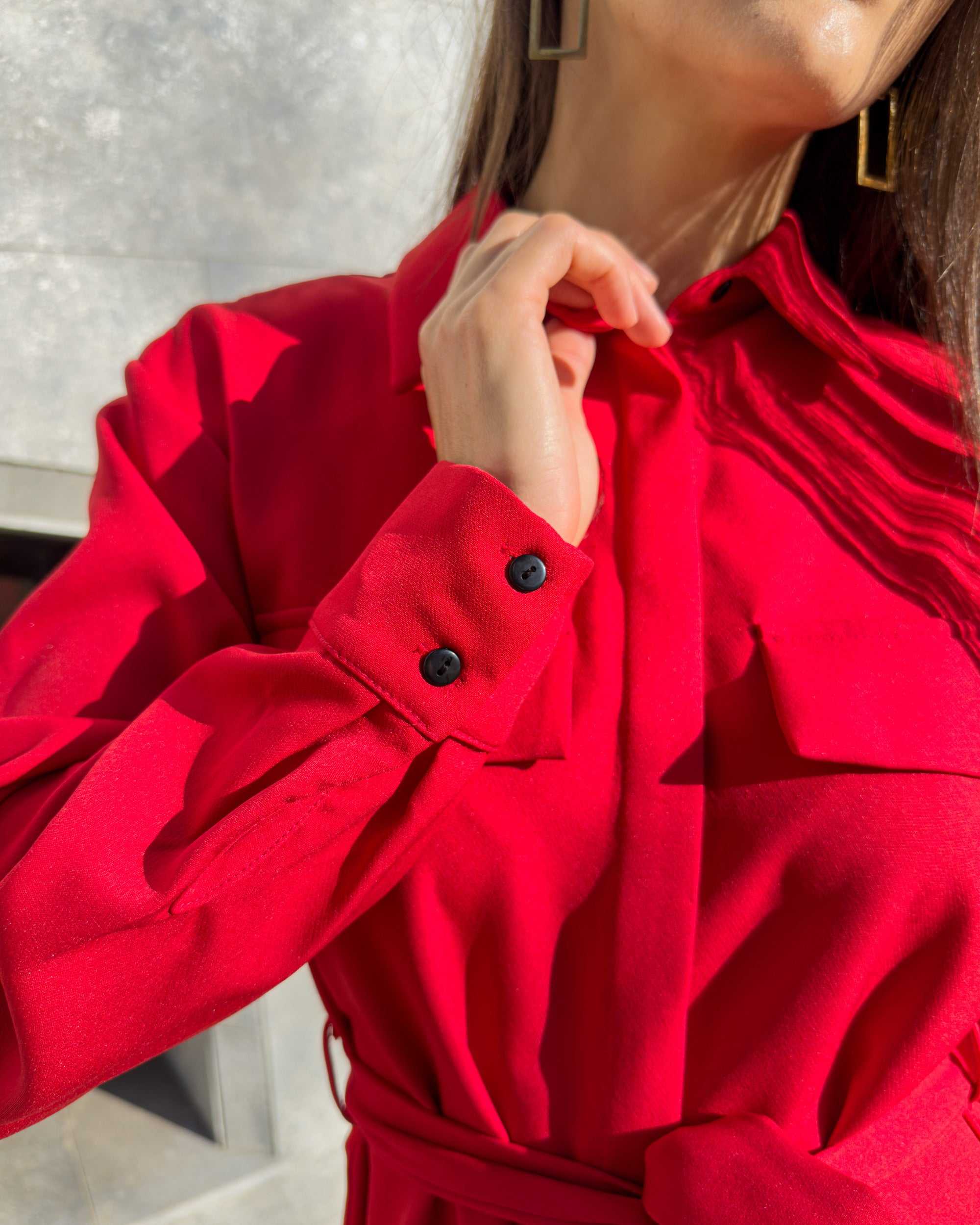 Bluza dama roșie lungă cu mâneci lungi și centură ajustabilă.