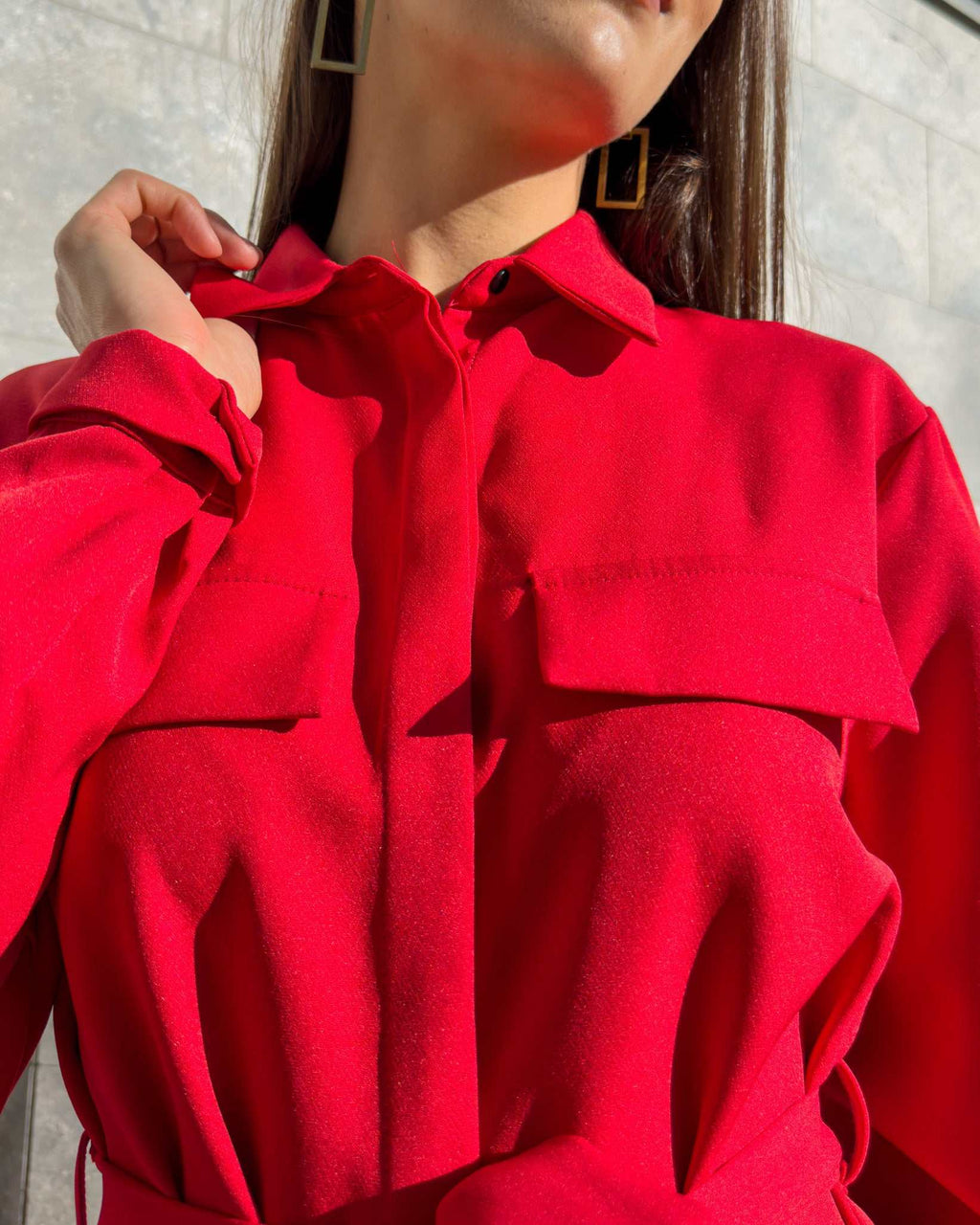 Bluza dama roșie lungă cu centură din stofă ușor elastică și guler clasic.
