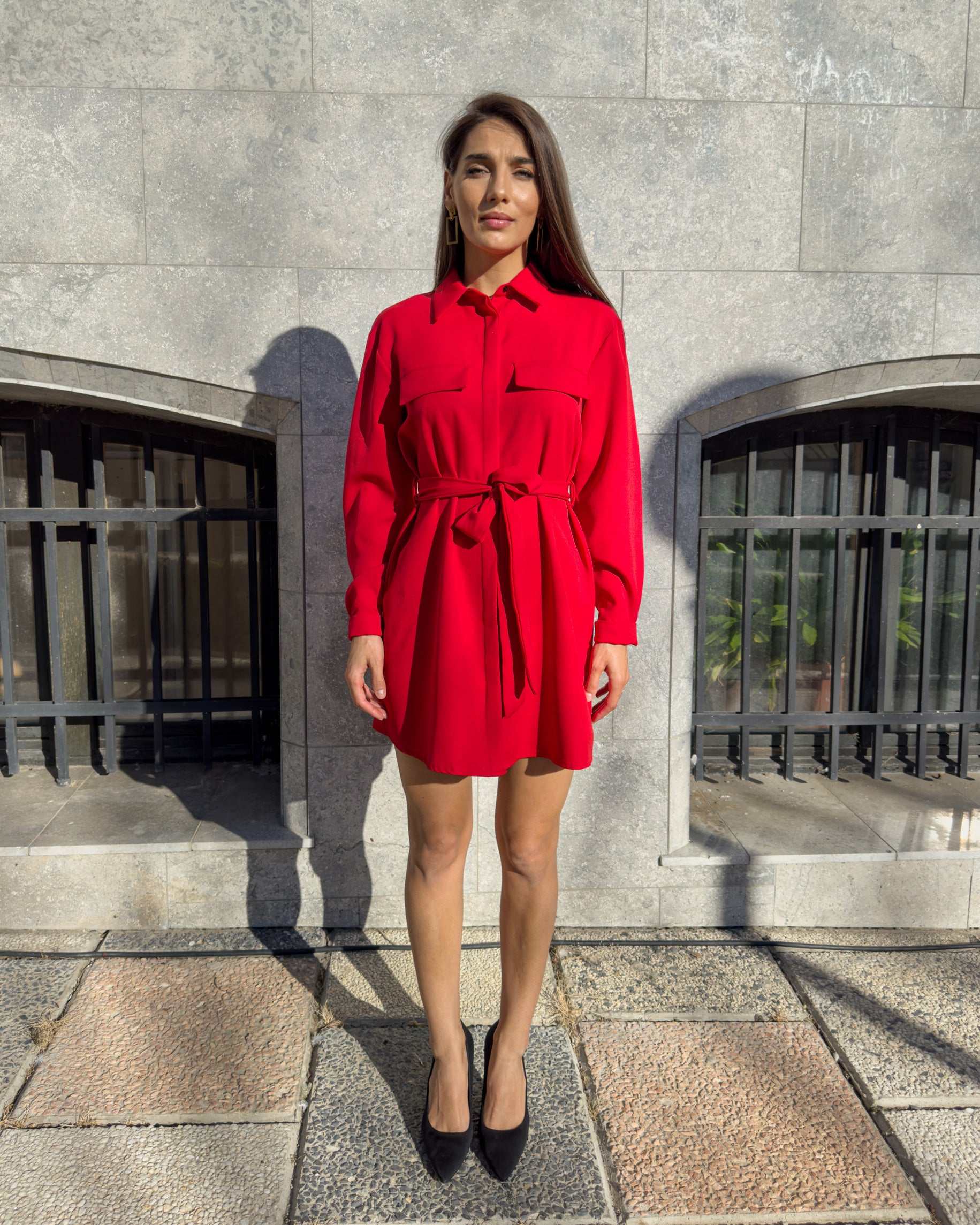 Bluza dama rosie lunga cu centura, stil simplu, stofa elastica, maneci lungi, guler ascutit.