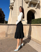 Fusta neagra midi din stofă elastică cu volane elegantă.