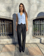 Vesta damă albastră cu croi cambrat, decolteu în V, nasturi, material ușor elastic.