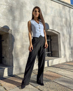 Vesta damă albastră croi cambrat, decolteu în V, nasturi, și buzunare ascunse.