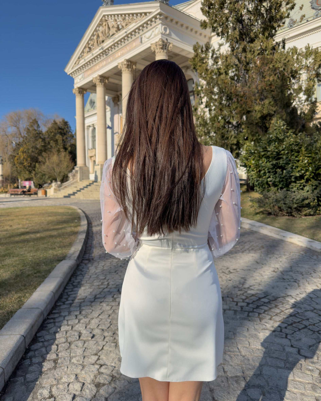 Rochie alba scurta din tafta elastica, cu decolteu in V