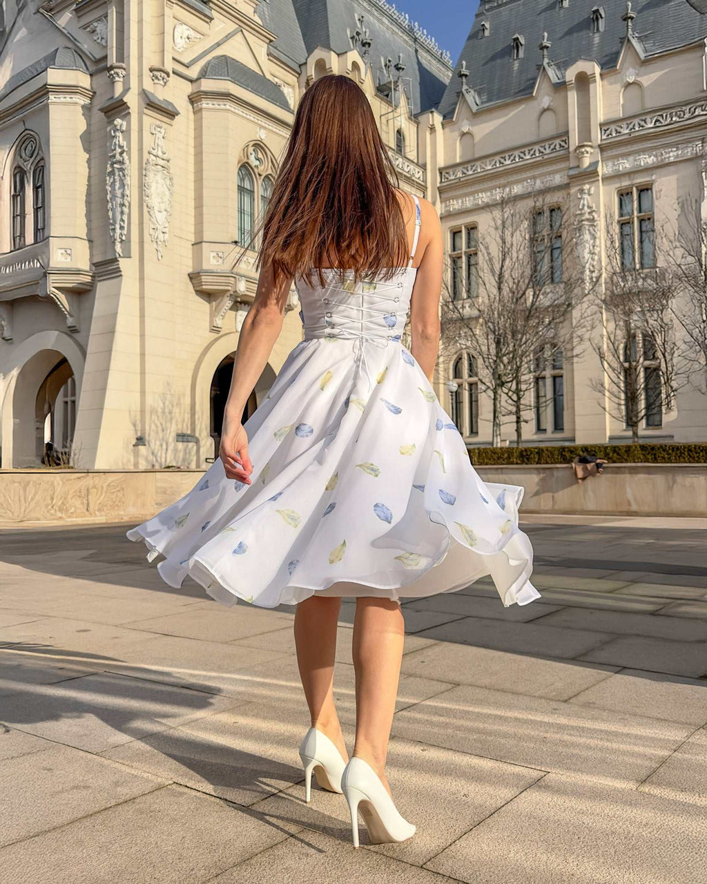 Rochie eleganta midi florală cu corset ajustabil, perfectă pentru evenimente elegante.