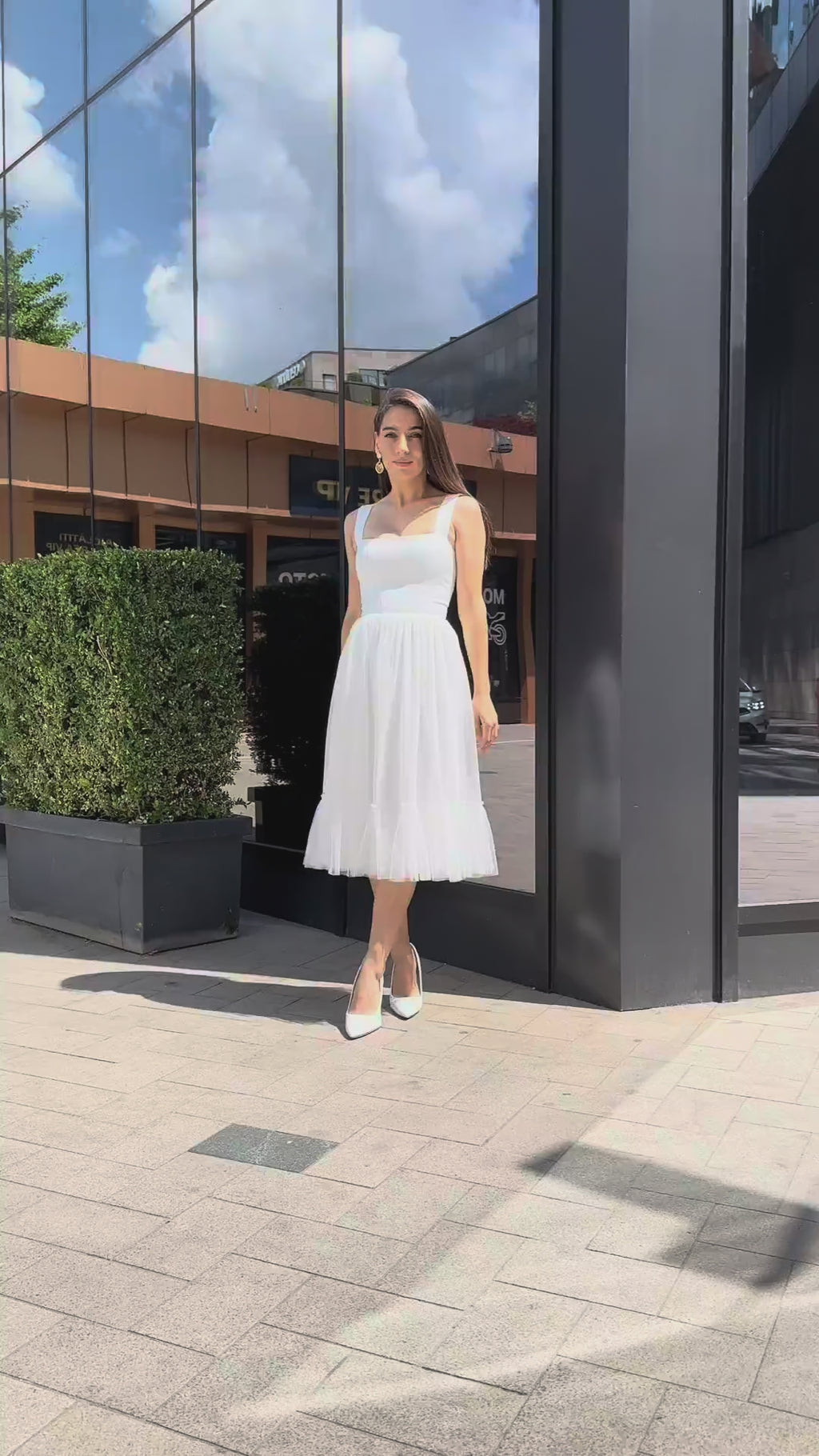 Elegantes, raffiniertes Midi-Brautkleid für Ihren besonderen Tag