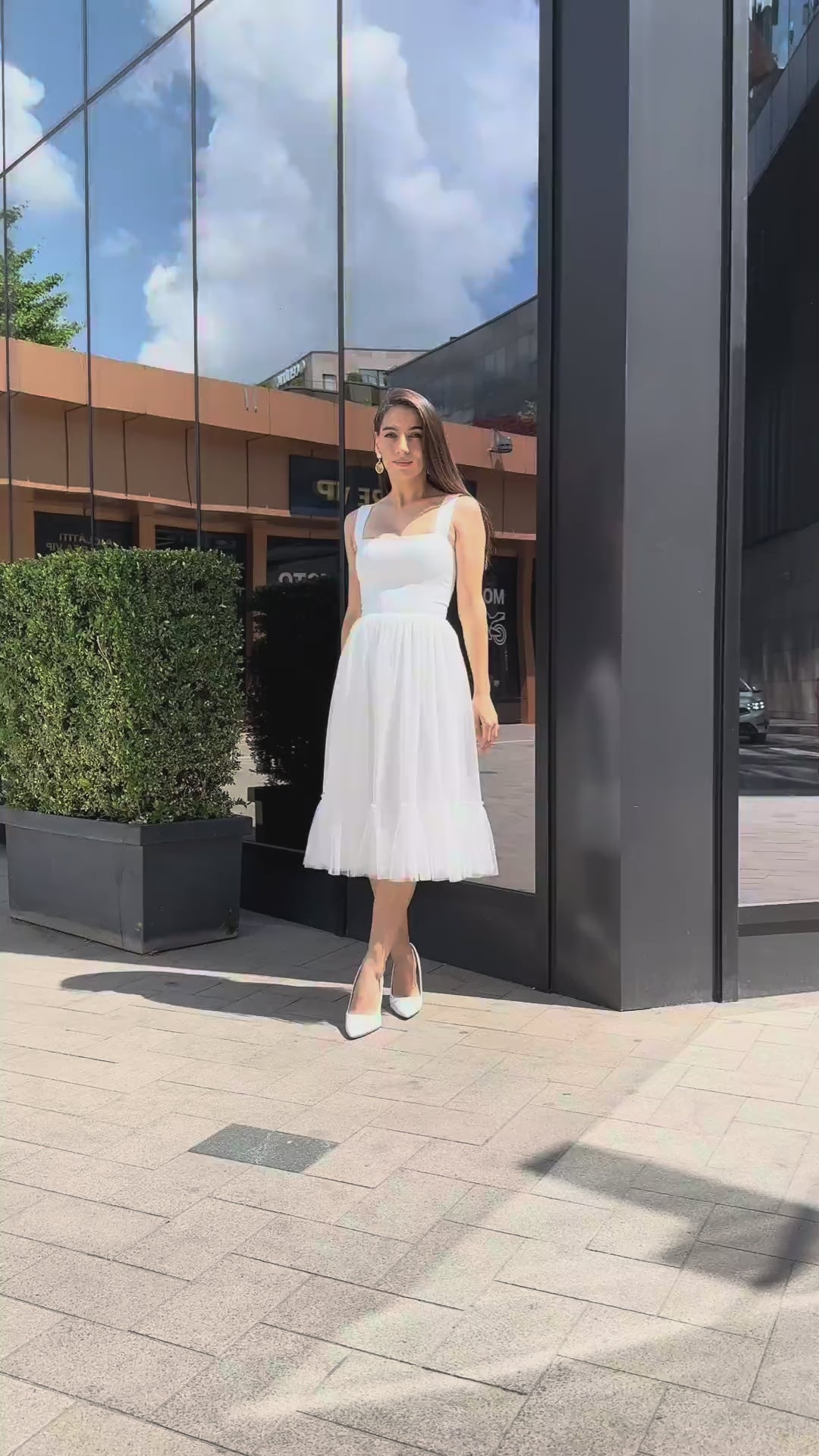 Elegantes, raffiniertes Midi-Brautkleid für Ihren besonderen Tag