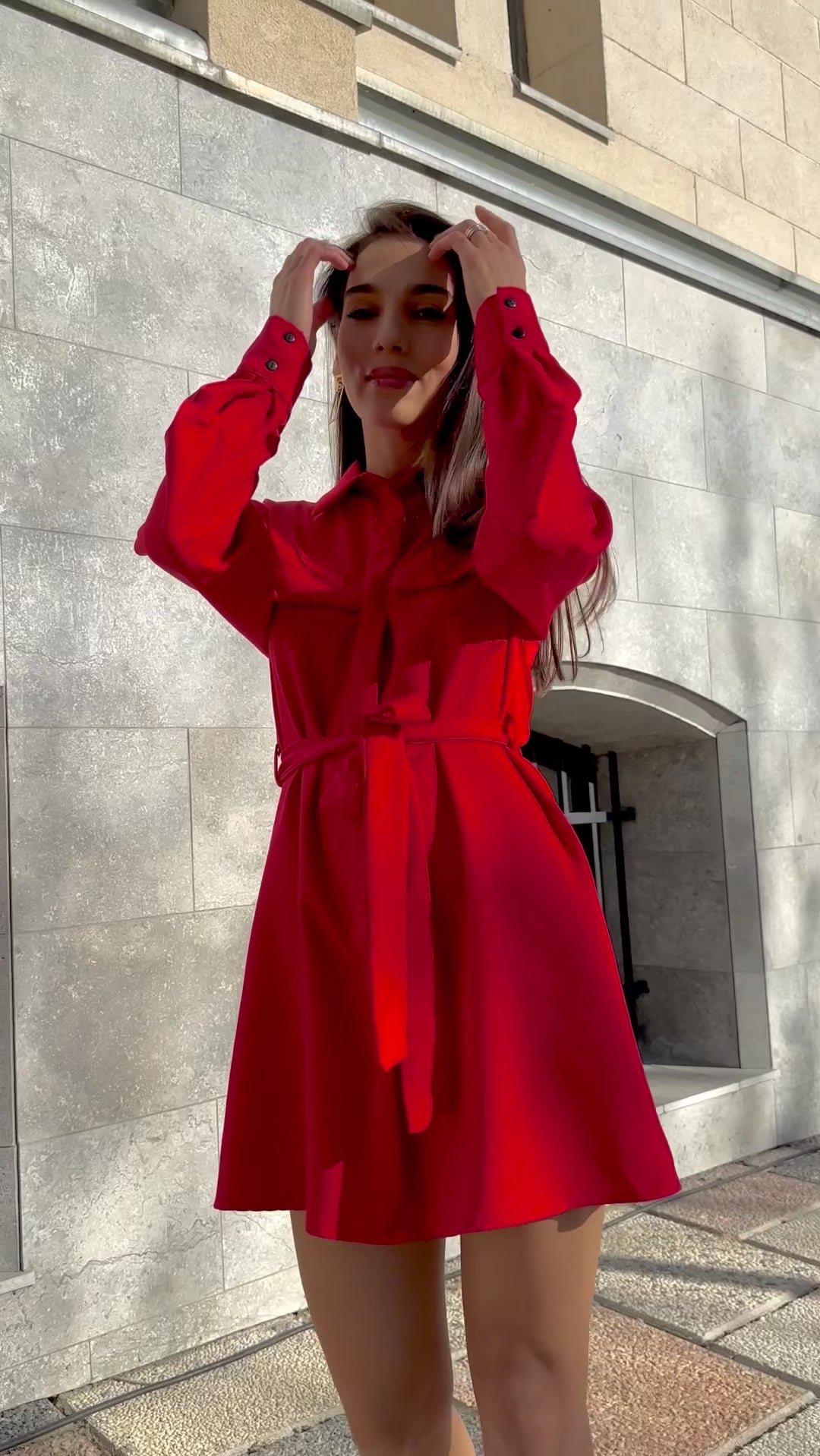 Lange rote Damenbluse mit Gürtel und Taschen, gerader Schnitt Lariette