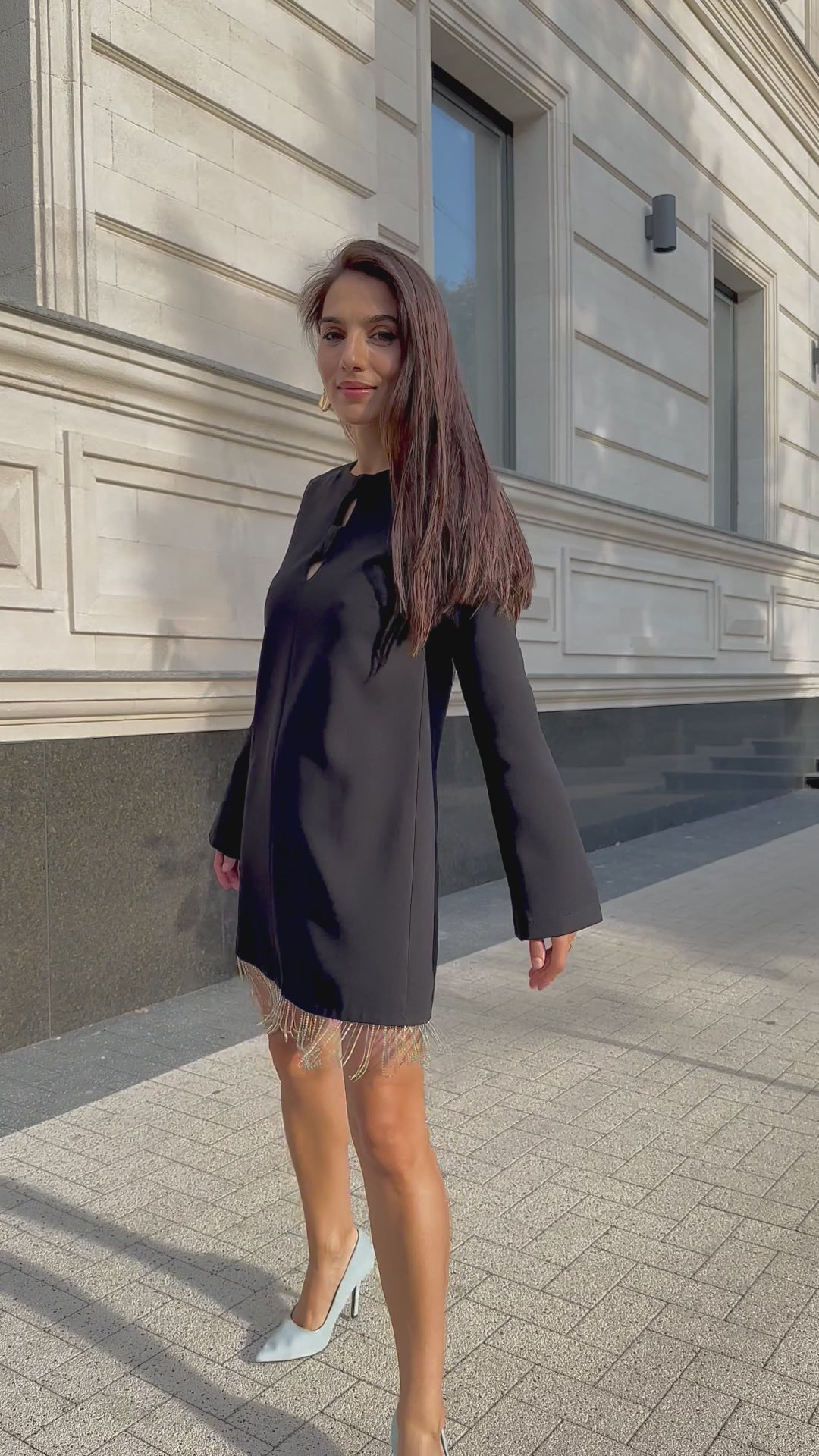 Kurzes schwarzes Kleid mit Kristallfransen