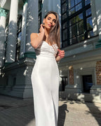 Rochie alba elegantă cu slit și bretele, material crep, eveniment special, design sofisticat, decolteu mic, pliuri rafinate, ajustare perfectă, fermoar discret