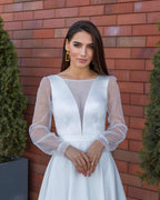 Rochie de mireasa A-line lungă, decolteu în V, mâneci lungi din plasă.