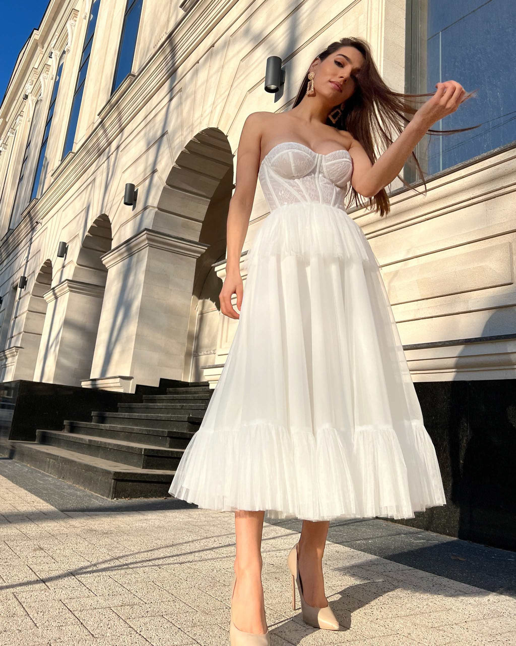 Rochie alba midi, corset din dantelă fină, șiret reglabil, căptușeală dublă, ideală pentru evenimente speciale.