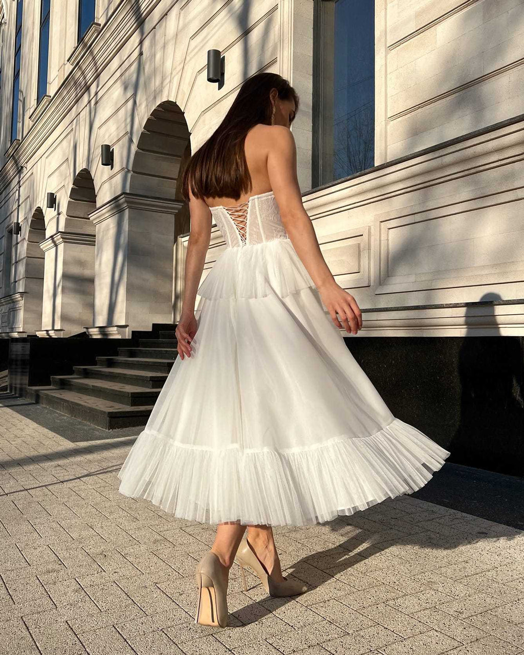 Rochie alba midi cu corset dantelă și șiret reglabil, perfectă pentru evenimente speciale.