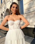 Rochie alba midi cu corset din dantelă, design sofisticat pentru ocazii speciale.