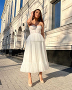 Rochie alba elegantă albă midi cu corset și dantelă, ideală pentru evenimente speciale.