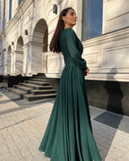 Rochie elegantă de seară lungă din voal verde cu decolteu în V și mâneci lungi, potrivită pentru evenimente speciale.