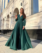 Rochie elegantă de seară lungă din voal verde, cu decolteu în V și mâneci lungi, pentru ocazii formale.