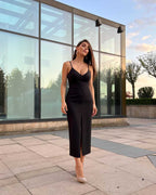 Rochie eleganta neagră de seară, cu tăietură centrală, croială ajustată și fermoar discret.