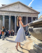 Rochie eleganta midi bleu cu șliț și decolteu, stil A-line, din satin regal, fără mâneci.