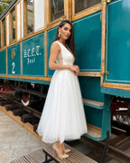 Rochie midi eleganta pentru cununie civilă, din tul cu decolteu V și șiret ajustabil.