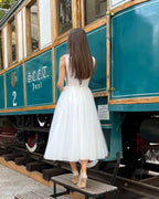 Rochie midi eleganta din tull pentru cununie civilă, fără mâneci, cu decolteu V și șiret ajustabil la spate.